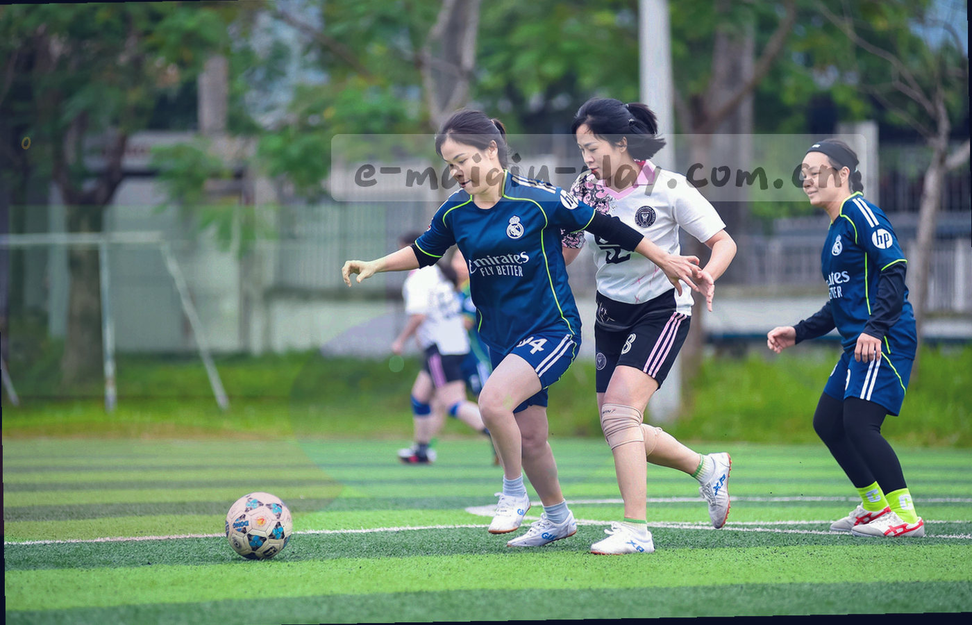 两台设备之间的数据同步线条与打勾状态，绿色表示账号绑定成功